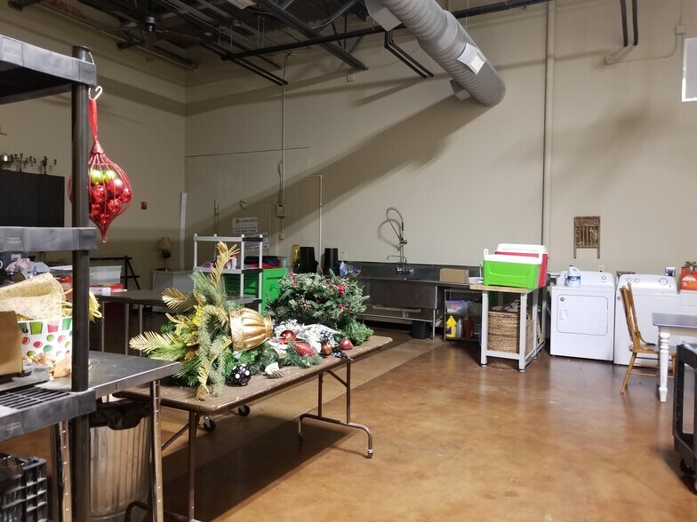 More Photos Of 1890 W Oak Pky, Marietta Showroom For Lease