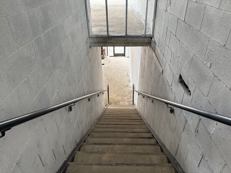 More Photos Of 1954 W Chicago Ave, Chicago Bar For Sale