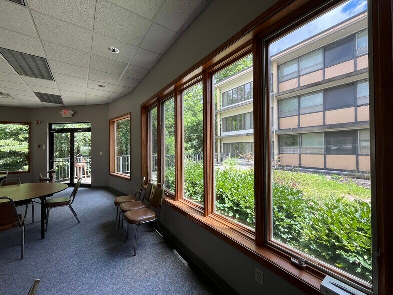 More Photos Of 25 Victory Noll Dr, Huntington Healthcare For Sale