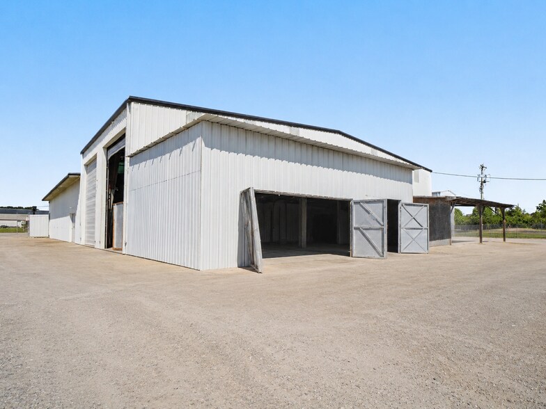 More Photos Of 400 N Macarthur Blvd, Oklahoma City Warehouse For Sale