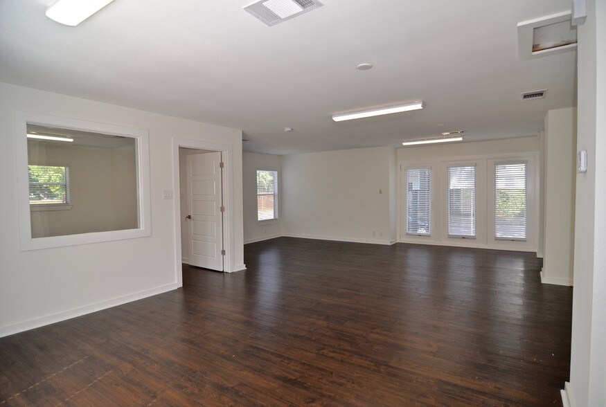 More Photos Of 910 E Cesar Chavez St, Austin Office For Lease