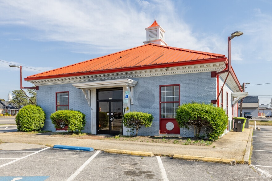 More Photos Of 200 Spring Ave, Spring Lake Freestanding For Lease
