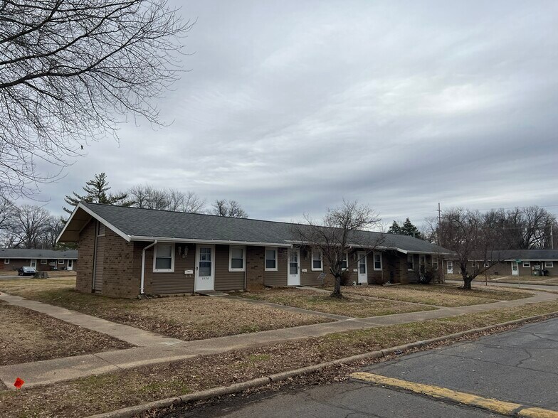 More Photos Of 1450 Luther Sq, Evansville Apartments For Sale