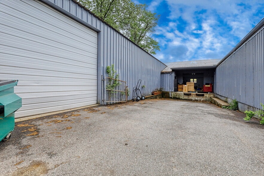 More Photos Of 109-111 Ethel Ave, Hawthorne Warehouse For Sale