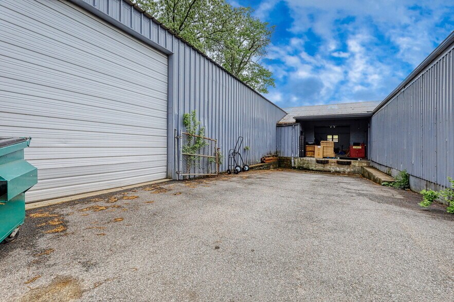 More Photos Of 109-111 Ethel Ave, Hawthorne Warehouse For Lease