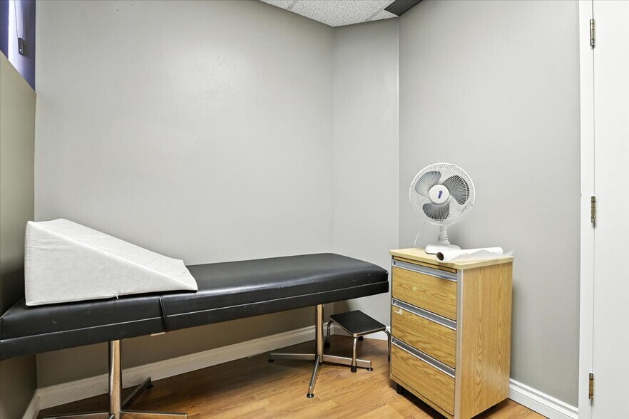 More Photos Of 372 King St, Oshawa Medical For Lease