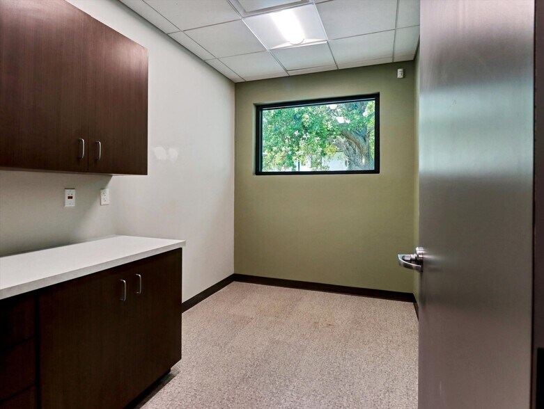 More Photos Of 7901 Palm River Rd, Tampa Medical For Lease