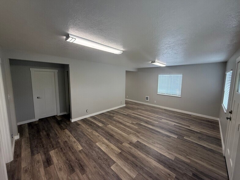 More Photos Of 490 N Pine St, Canby Service For Lease