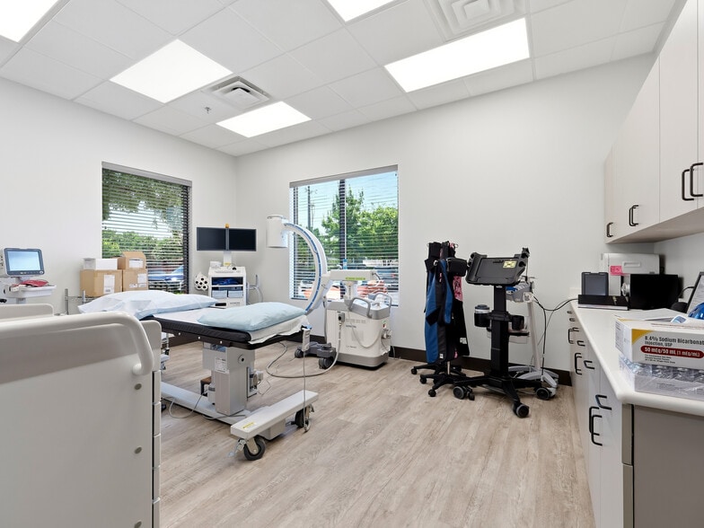 More Photos Of 6550 Naaman Forest Blvd, Garland Medical For Lease