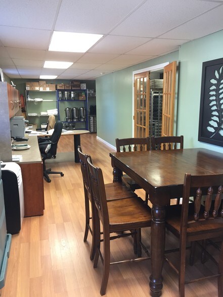 More Photos Of 139 Riverside Dr, Thompson Freestanding For Sale