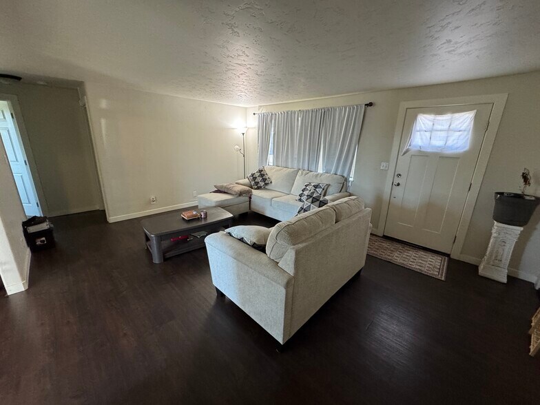 More Photos Of 2908 NW Canal Blvd, Redmond Specialty For Sale