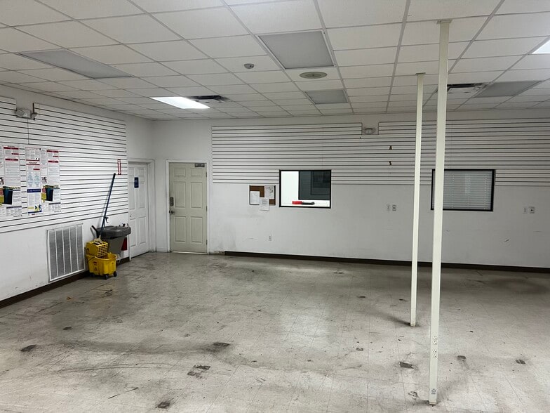 More Photos Of 3661 S Pine Ave, Ocala Flex For Lease