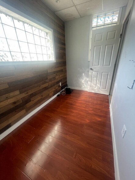 More Photos Of 107 N 6th St, Camden Office Residential For Sale