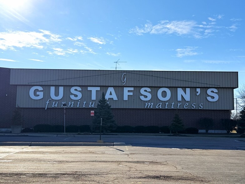 More Photos Of 6651-6669 E State St, Rockford Department Store For Sale