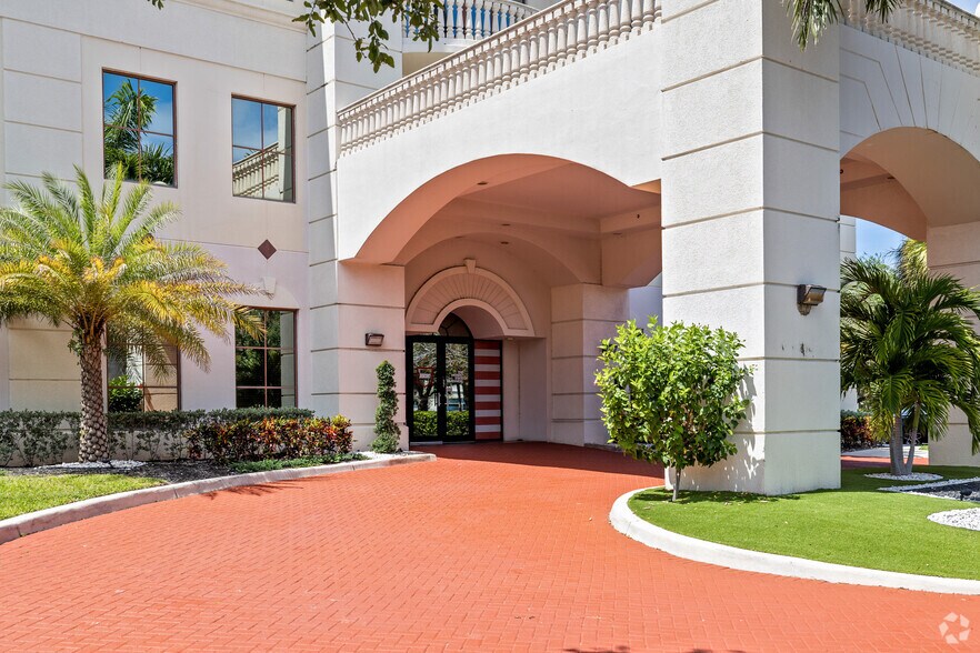 More Photos Of 701 Park of Commerce Blvd, Boca Raton Light Distribution For Lease