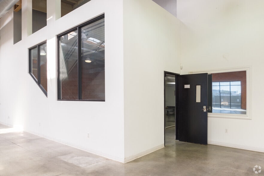 More Photos Of 151-153 W Rosecrans Ave, Gardena Warehouse For Lease