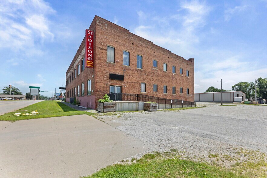 More Photos Of 415 W Madison Ave, Iola Restaurant For Sale