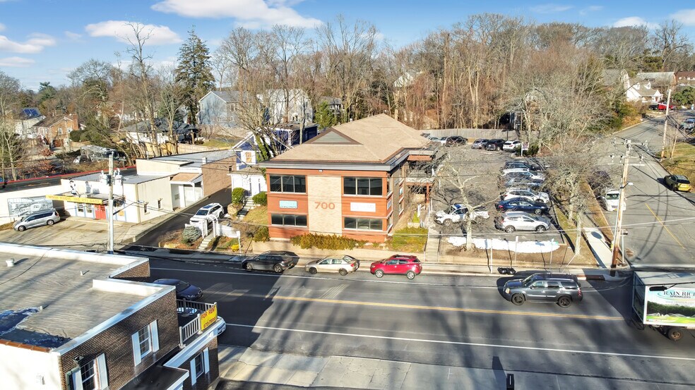 More Photos Of 700 New York Ave, Huntington Medical For Lease