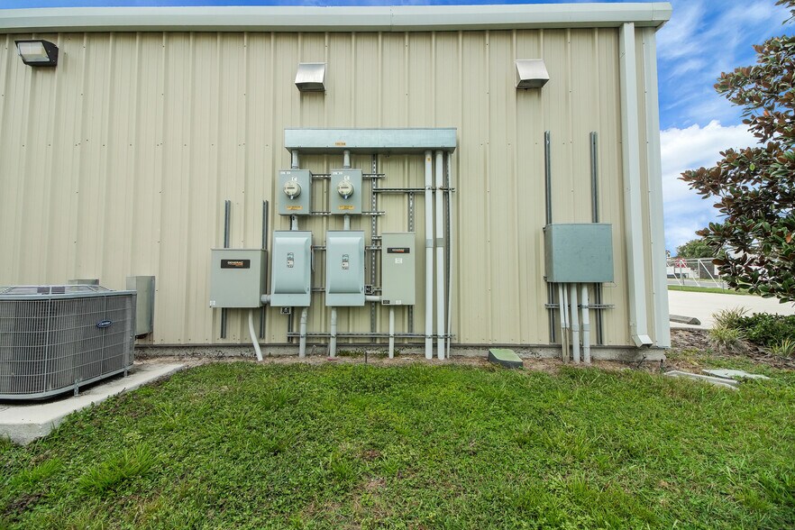 More Photos Of 1818 Greenleaf Ln, Leesburg Warehouse For Sale