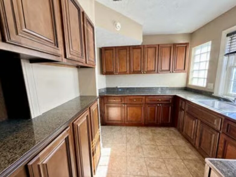 More Photos Of 206 W Elm St, Ozark Office For Sale