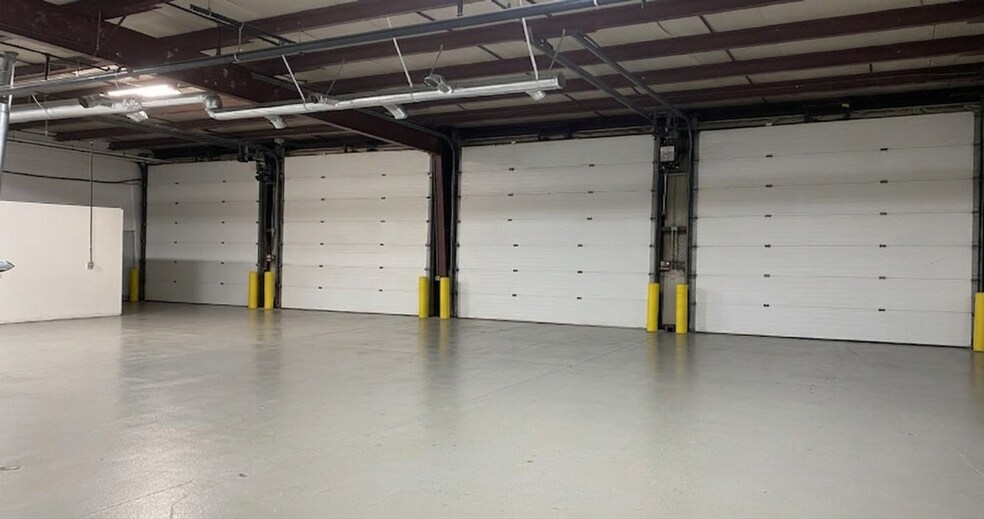 More Photos Of 6800 Northern Blvd, East Syracuse Truck Terminal For Lease