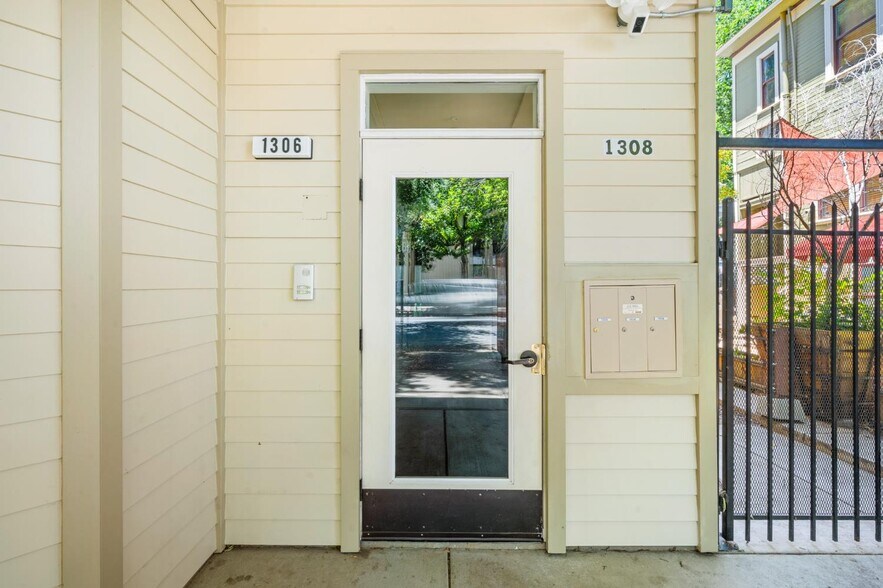 More Photos Of 1304-1306 19th St, Sacramento Office Residential For Sale