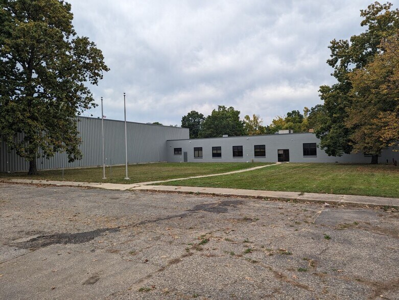 Primary Photo Of 126 Avenue C, Springfield Manufacturing For Lease