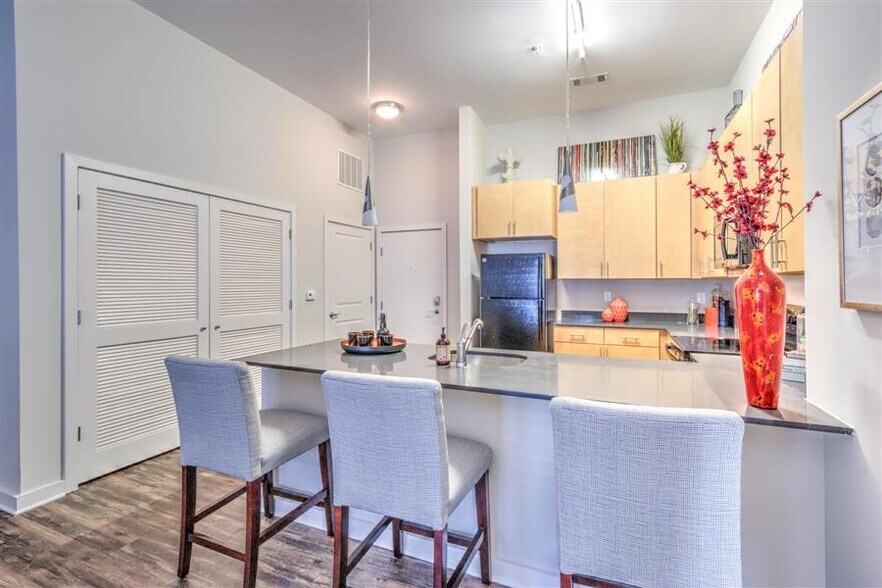 More Photos Of 395 S Highland St, Memphis Apartments For Lease