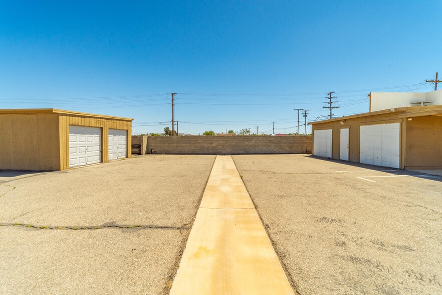 More Photos Of 8837 E Palmdale Blvd, Palmdale Research And Development For Sale