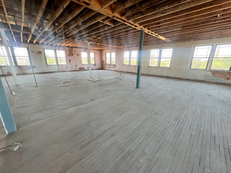 More Photos Of 1305 S 1st St, Abilene General Retail For Sale