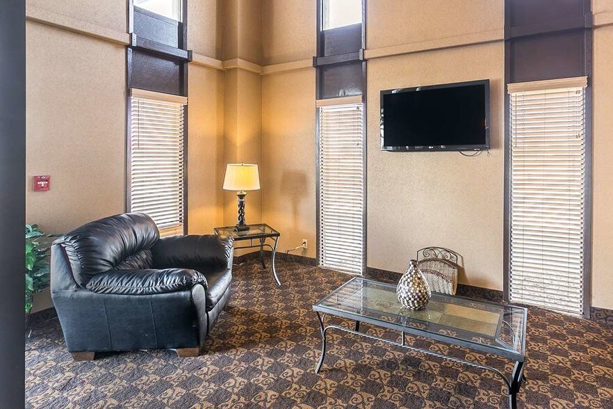 More Photos Of 11 Des Moines Ave, South Hutchinson Hotel For Sale