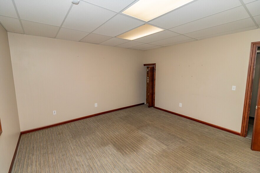 More Photos Of 1627 S Hillside St, Wichita Freestanding For Sale