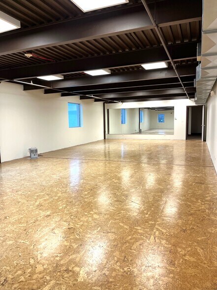 More Photos Of 1630 Old Deerfield Rd, Highland Park Warehouse For Lease