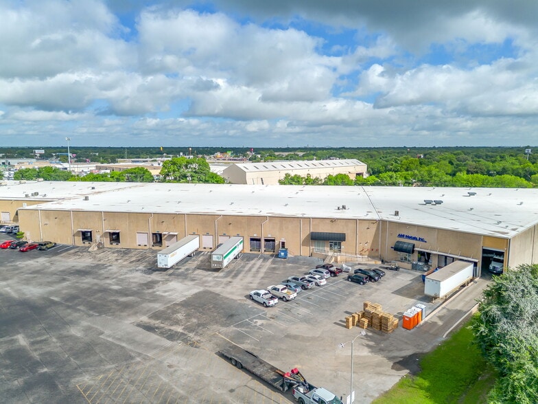 More Photos Of 580-586 N Beach St, Fort Worth Distribution For Lease