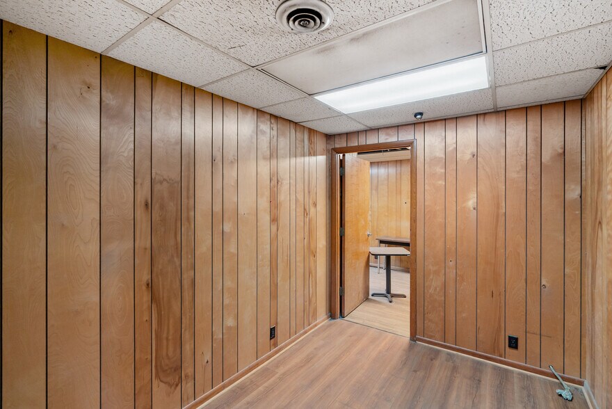 More Photos Of 4000 Memorial Blvd, Springfield Freestanding For Sale