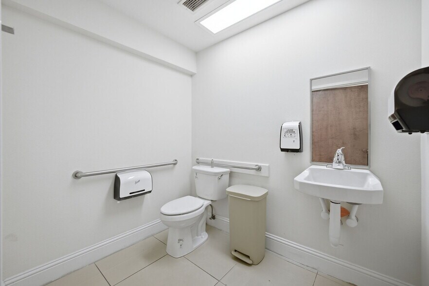 More Photos Of 433 SW 10th St, Ocala Medical For Sale