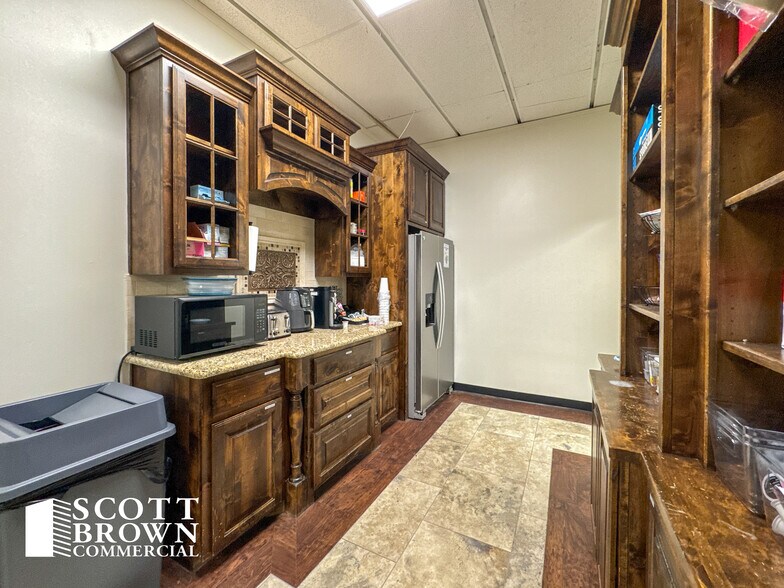 More Photos Of 520 N Loop 288, Denton Showroom For Lease