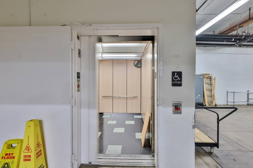 More Photos Of 400 E 4th St, Santa Ana General Retail For Lease