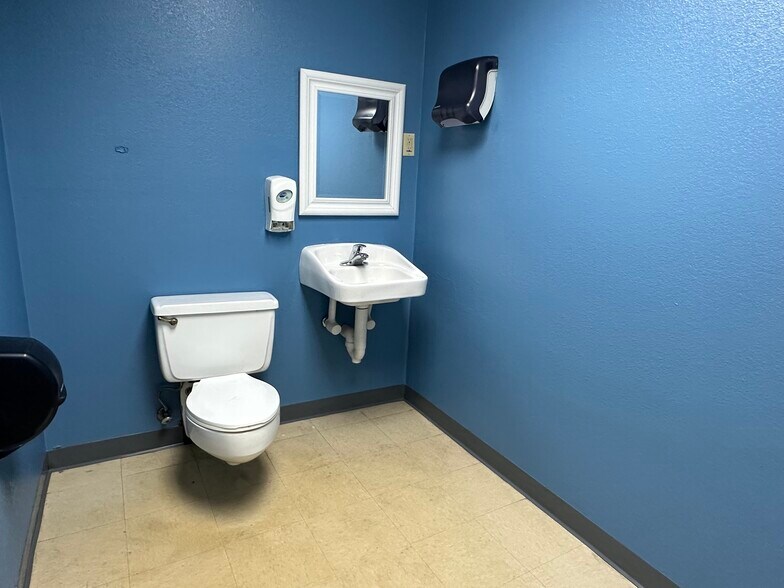 More Photos Of 1401 Applewood Dr, Dalton Medical For Lease