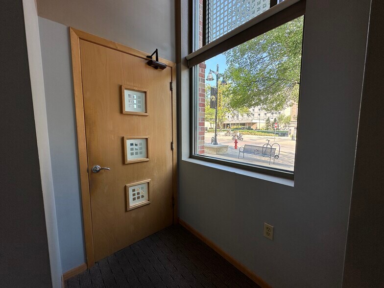 More Photos Of 4 S Linn St, Iowa City Office For Lease