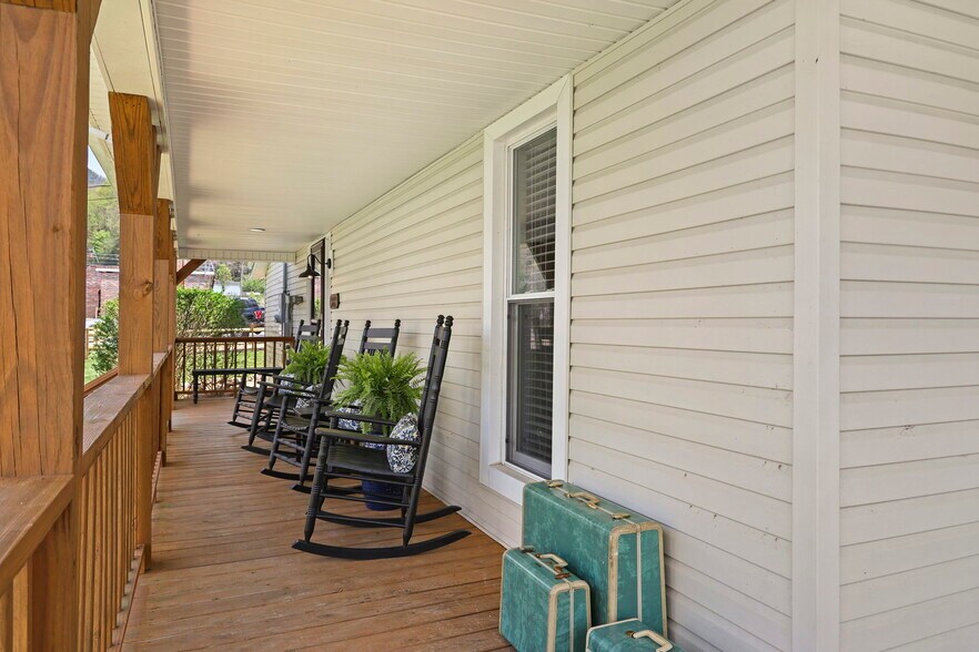 More Photos Of 100 S Railroad Ave, Damascus Apartments For Sale