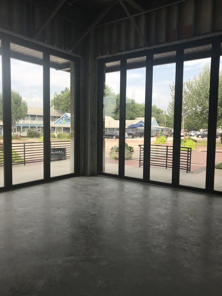 More Photos Of 409 N Oak St, Roanoke Storefront Retail Office For Lease