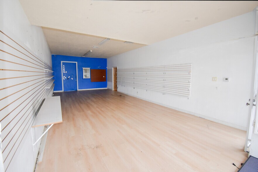 More Photos Of 22750-22754 Ventura Blvd, Woodland Hills Storefront For Lease