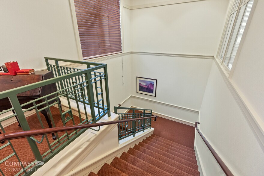 More Photos Of 735 SW 6th St, Redmond Office For Lease