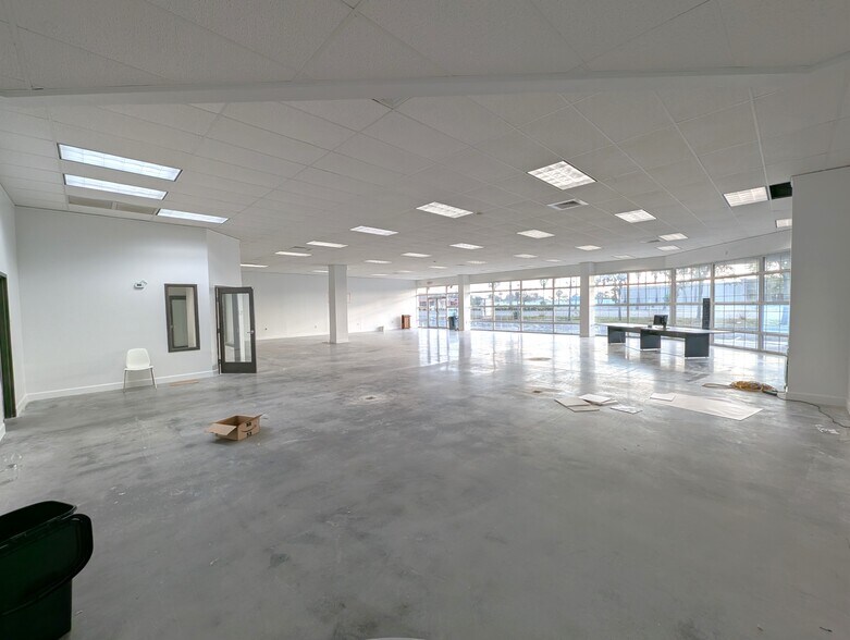 More Photos Of 901 N Missouri Ave, Largo Freestanding For Lease