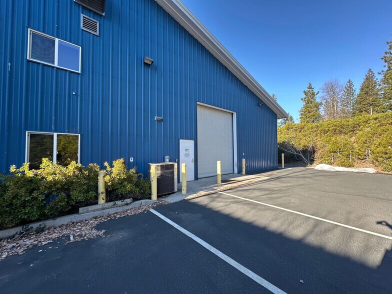 More Photos Of 4015 S Old Stage Rd, Mount Shasta Distribution For Lease