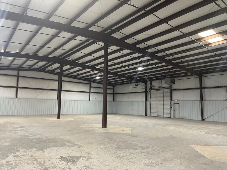 More Photos Of 7444 Melrose Ln, Oklahoma City Warehouse For Lease