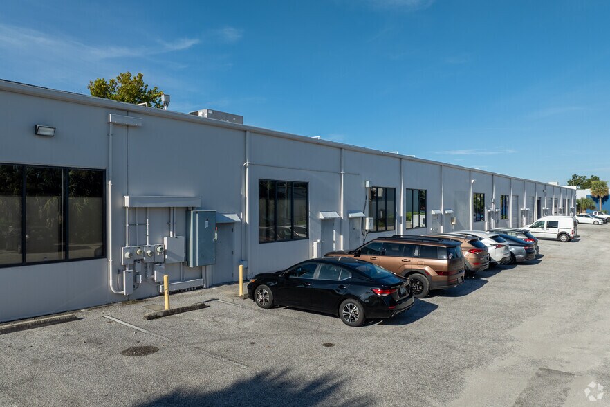 More Photos Of 4780-4806 N Orange Blossom Trl, Orlando Showroom For Lease