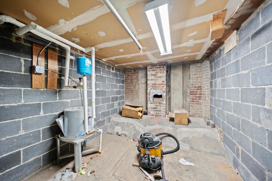 More Photos Of 3135 M St NW, Washington Storefront For Lease