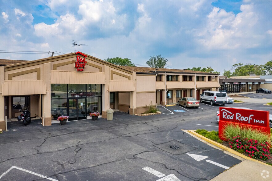 Primary Photo Of 9424 Waukegan Rd, Morton Grove Hotel For Sale